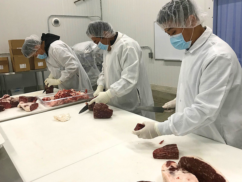 社内に設立された食肉加工施設で和牛加工を行う光景